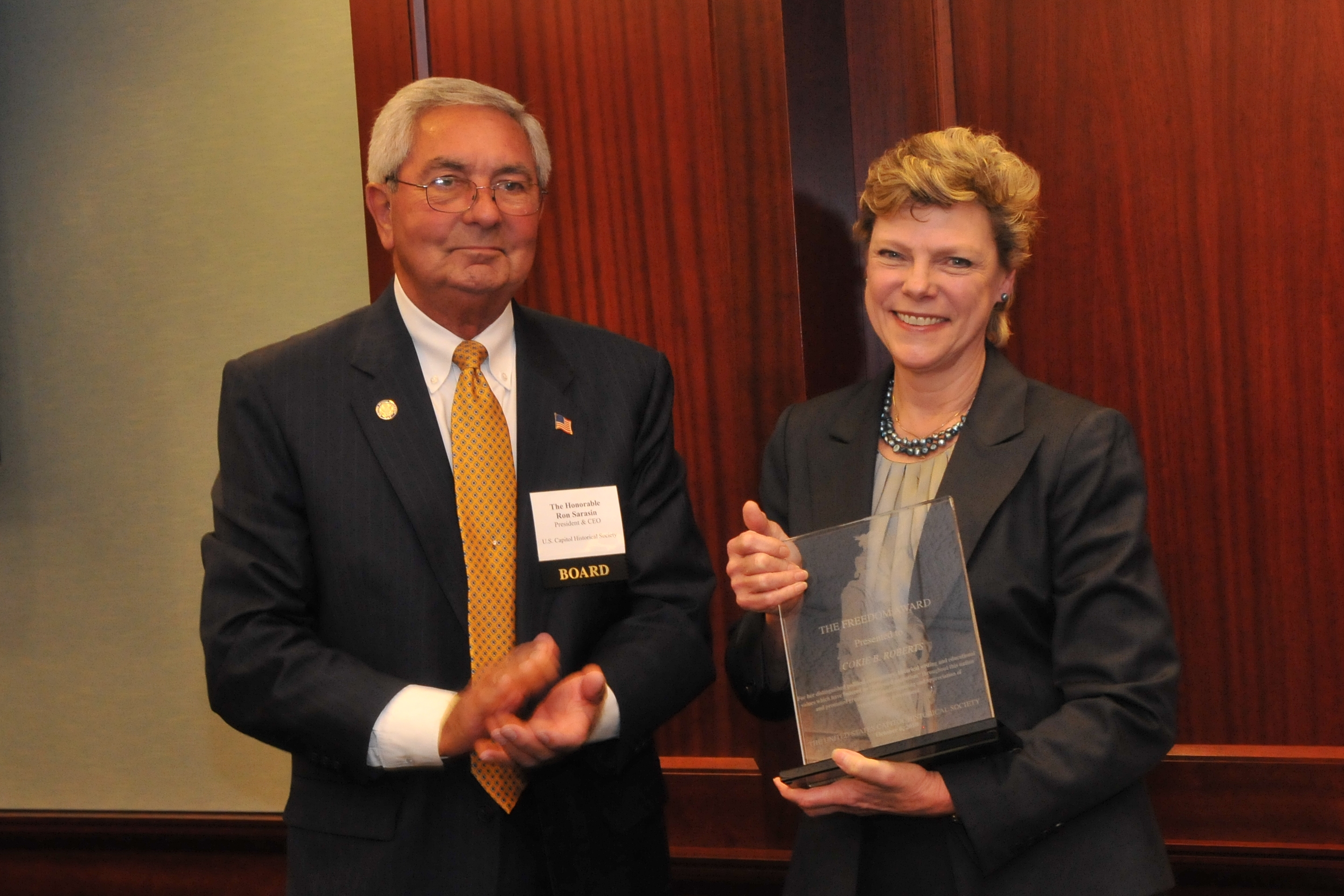 Cokie Roberts accepts 2010 Freedom Award from USCHS President Ron Sarasin.