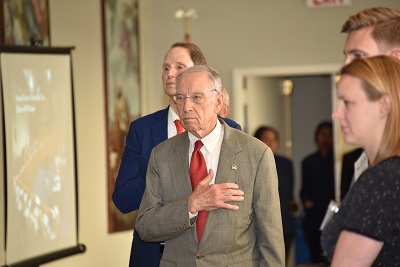 USCHS Honors Senate Committee on Finance: Chairman Grassley and Ranking Member Wyden stand for the Pledge of Allegiance.