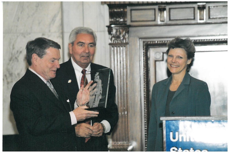 Jim Lehrer receives the 2003 Freedom Award from USCHS President Ronald Sarasin and Trustee Cokie Roberts