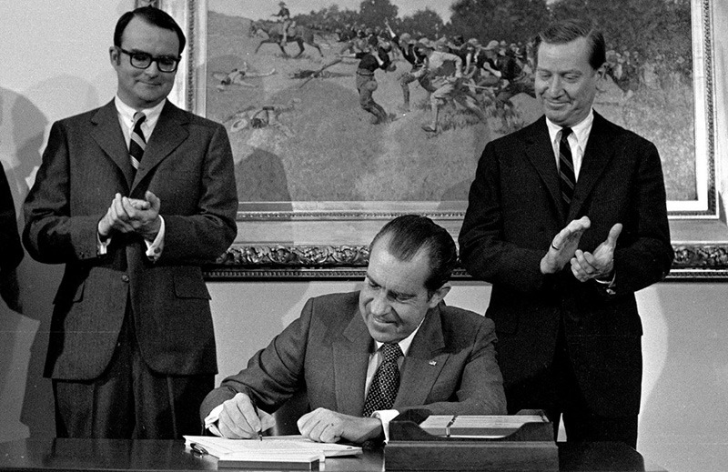 Capitol History Blog / 2021 0520: President Richard Nixon signs the Clean Air Act of 1970